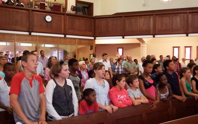 Voor staan die groep koshuisleerders van Laerskool Okkie Smuts wat ook ‘n pragtige sangitem gelewer het